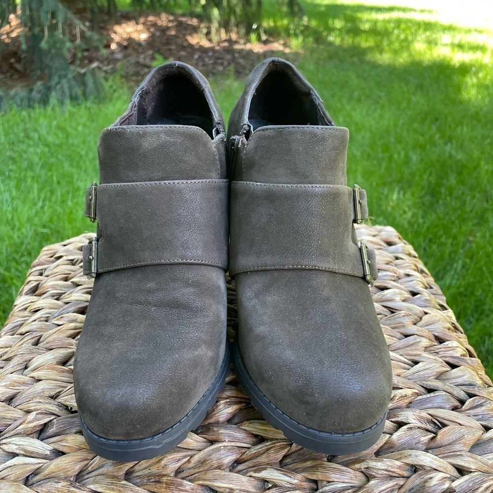 Very Cherry Taupe Suede Double Buckle Ankle Booties Sz 8.5 Block Heel Moto Style - Picture 5 of 8
